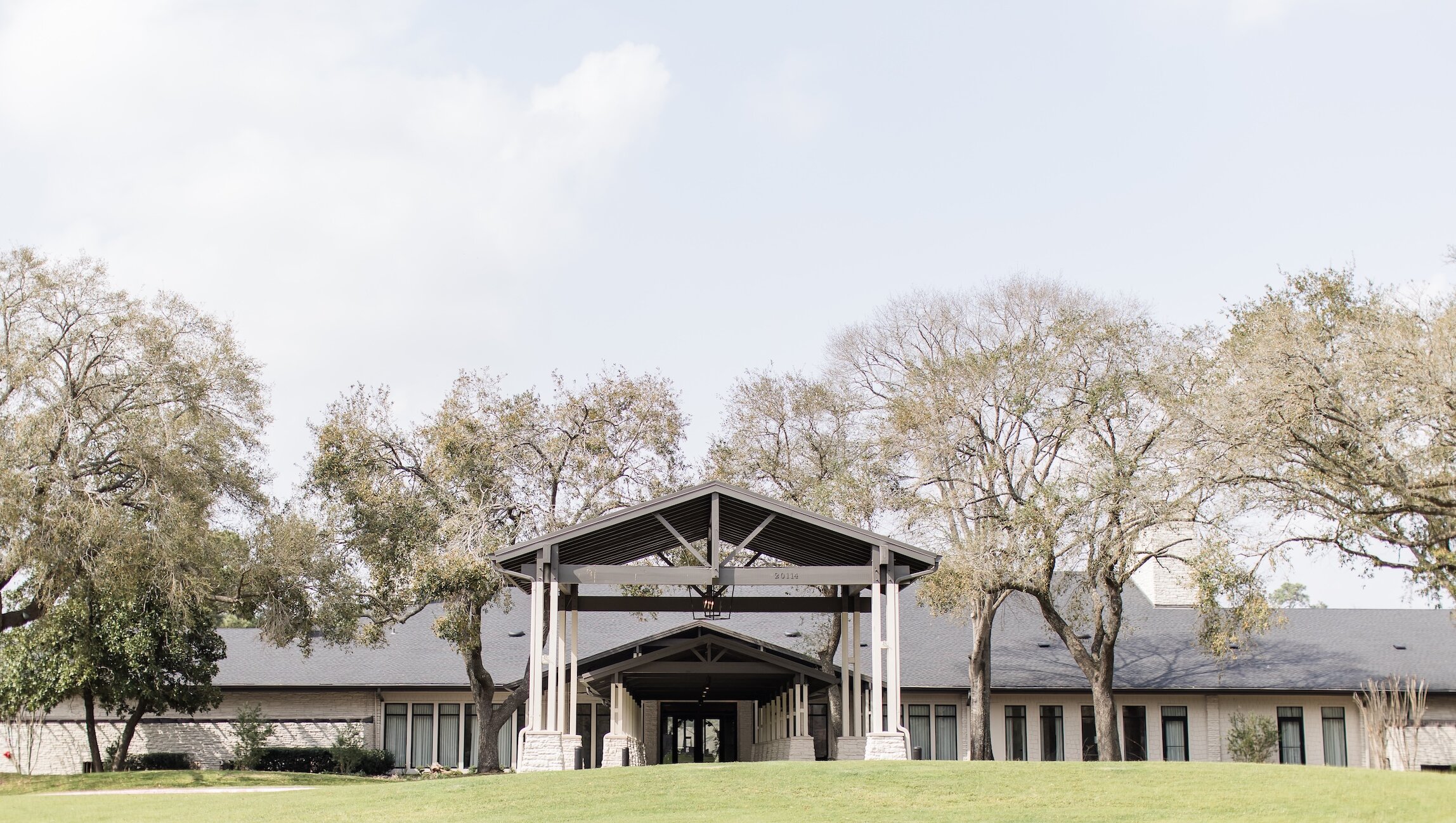 Covered entrance of the Hidden Pines Lake Houston wedding venue
