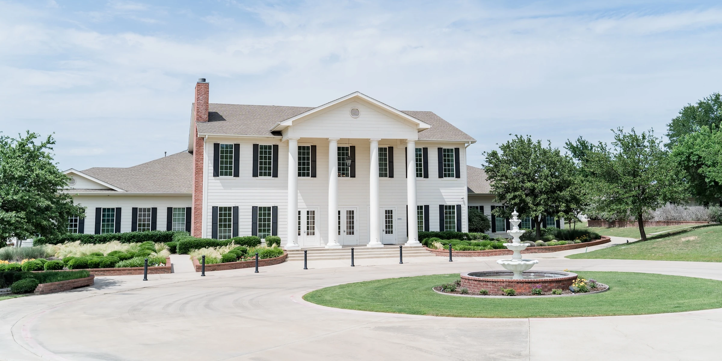 Circle drive and columned grand entrance of the Milestone Mansion wedding venue